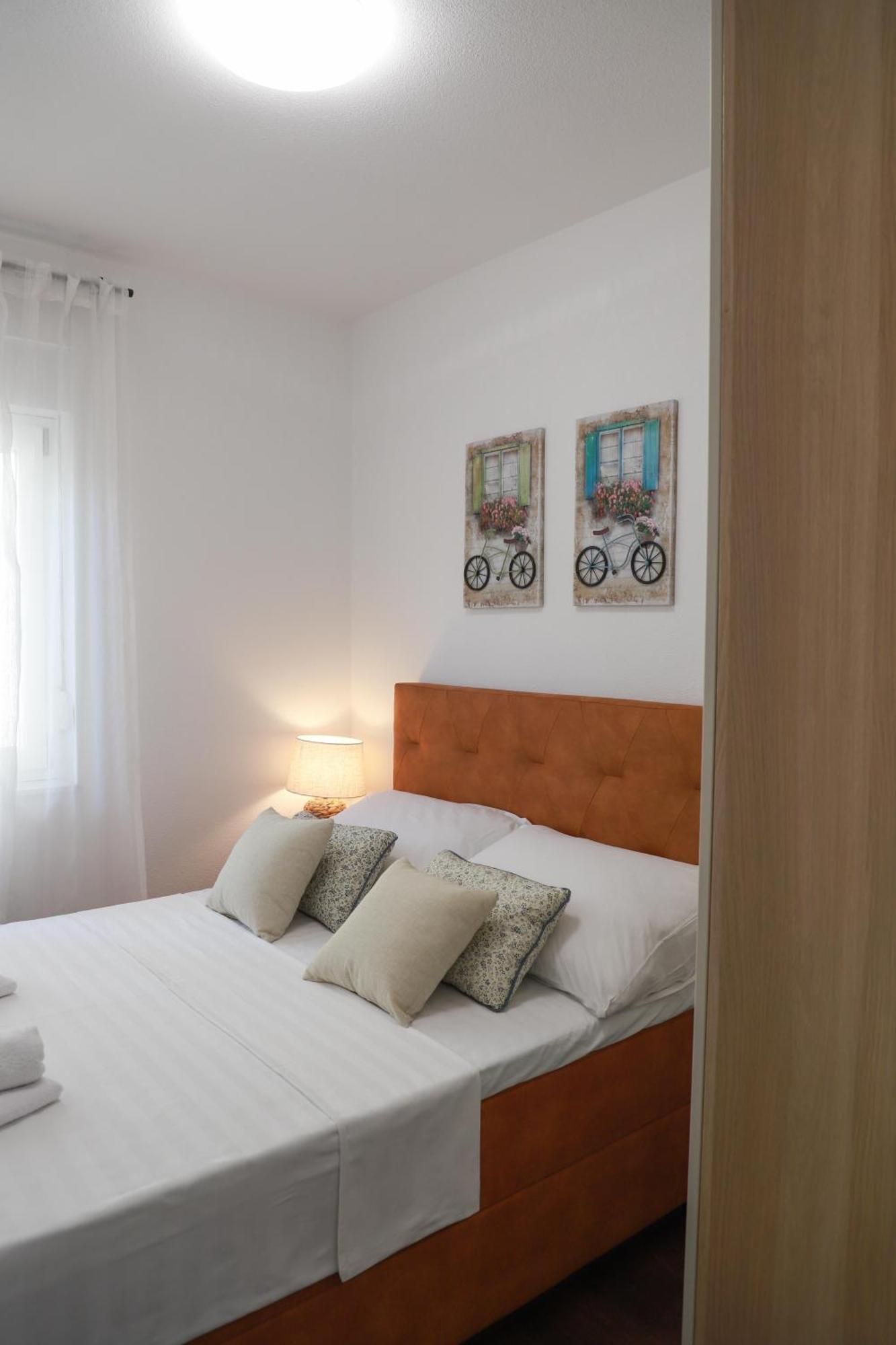 Holiday Apartments Ivano & Leo - Private Parking Zadar Exterior photo