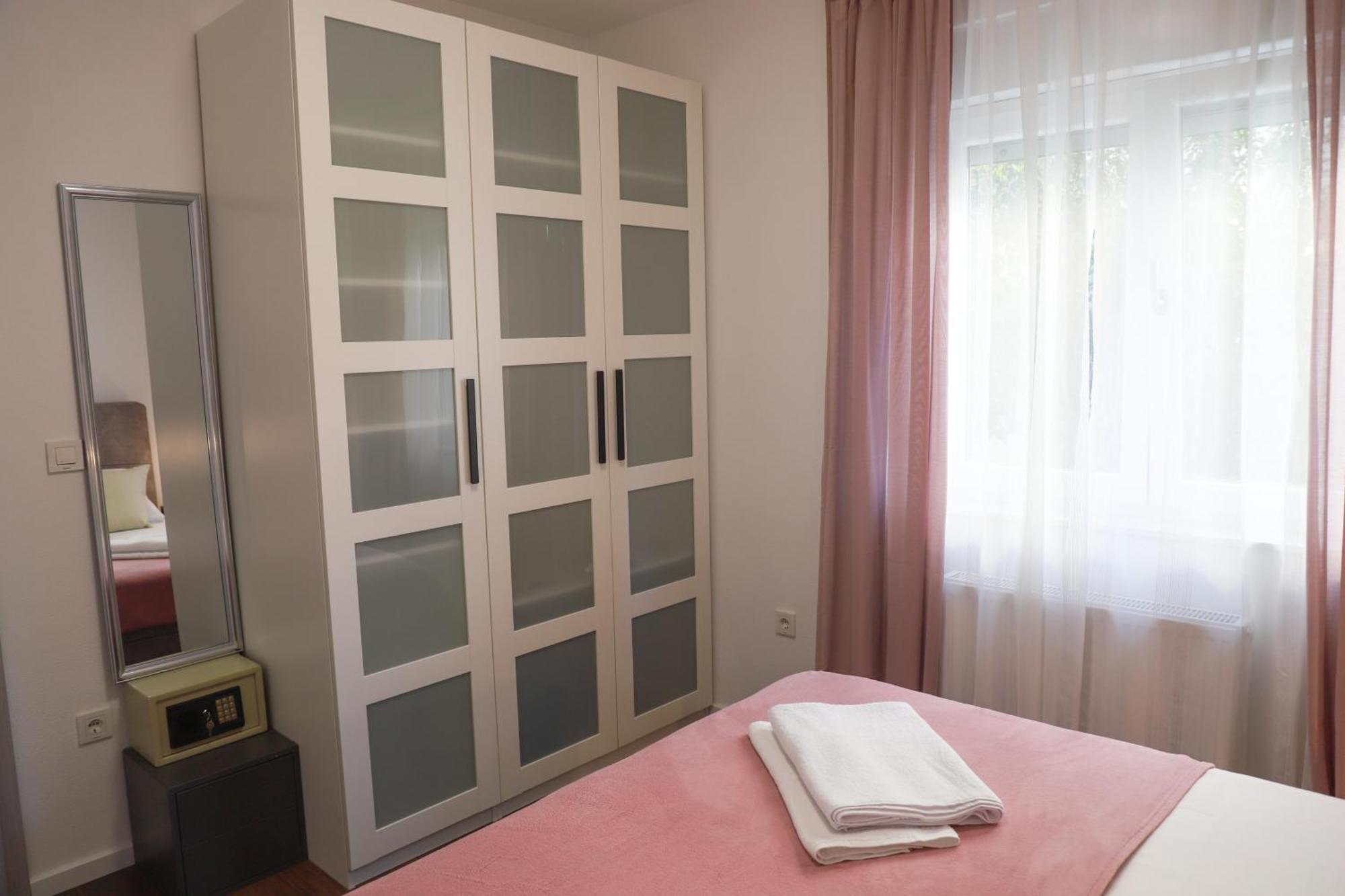 Holiday Apartments Ivano & Leo - Private Parking Zadar Exterior photo